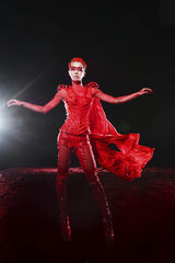 组图：蔡依林曝夸张焰红造型抢镜十足