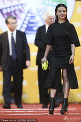 组图：刘璇黑裙披发现身红毯 自信秀美腿
