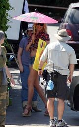 幻灯：卡梅隆-迪亚兹新片热拍 露脐装热裤秀身材