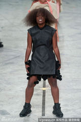 组图：巴黎时装周“女汉子”走秀颠覆T台