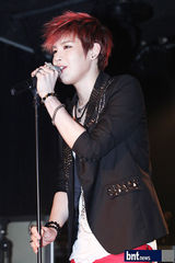 组图：韩国新人组合LED Apple举办首场单独演唱会