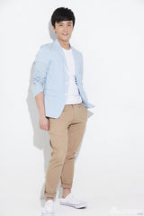 组图：牛骏峰曝活力写真 青春无敌前途无限