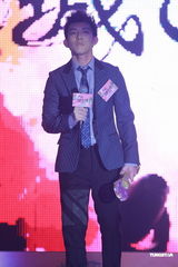 高清组图：林宥嘉复古西装登场 做鬼脸惨被拍