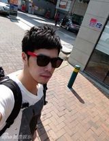 组图：丁春诚轻松玩自拍  各种造型摆不停