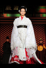 组图：韩片《后宫》6月上映 赵汝珍金东旭古装亮相