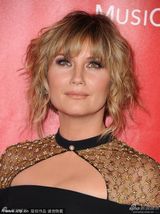 组图：美国歌手詹妮弗黑裙高贵 胸前三角露美肌