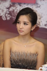 组图：王宝强宣传新片何洁帮按摩 扮大仙预测票房