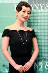 组图：群星助阵发布会 巩俐戴过亿珠宝显女王气质