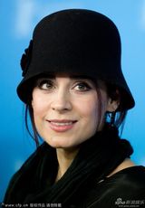 组图：《闭幕》发布 帕纳西红毛衣喜庆亮相