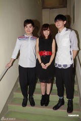 组图：谢安琪邓紫棋献唱Live Stage 同学会毕业礼