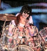 组图：摇滚乐队X-JAPAN完全复活 横滨开唱气氛爆棚