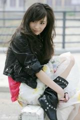 幻灯图：杨幂写真曝光 经典混搭打造另类公主派头