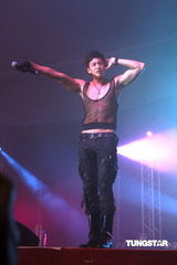 组图：何润东开唱跳热舞 为吴建豪飞机拍照说情