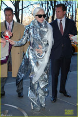 组图：Gaga用银箔纸做衣服 阳光下闪瞎双眼
