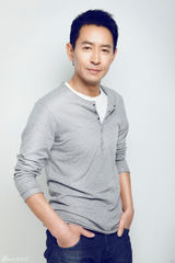 高清图：郭晓峰闲适大片斯文儒雅