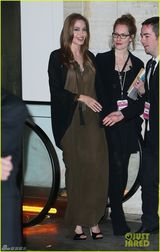 组图：朱莉飘逸薄纱似女神 隐约现底裤性感