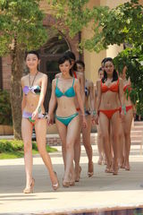 组图：中华小姐泳装照拍摄 选手血糖过低险晕倒