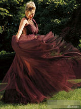 组图：凯特-阿普顿香艳杂志大片 手捧酥胸与裸男缠绵