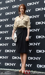 组图：少时Tiffany亮相时装展 宋茜高叉裙性感