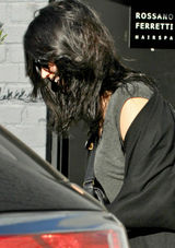 组图：奥斯卡影后变造型 劳伦斯金发变黑发