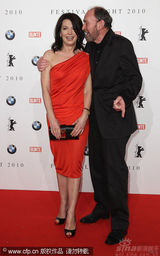 幻灯图：群星齐聚电影节之夜活动 布吉特举止出位