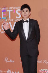 群星闪耀嫣然基金晚宴 王菲旗袍装与李亚鹏恩爱