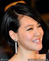 组图：小s现身北京 辣妈黑纱长裙秀美腿