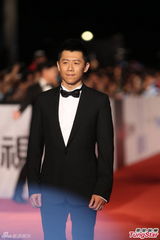 组图：夏雨帅气亮相红毯 双手比划顶呱呱点赞