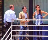 组图：杰西卡-阿尔芭街拍 条纹上衣搭牛仔裤