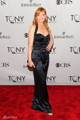 组图：托尼奖红毯星光熠熠 女星斗艳秀腿露肩