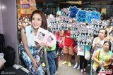 组图：官恩娜香港街头宣传新碟 引路人围观