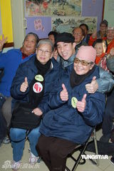 组图：房祖名探访安老院 否认接受小龙女称图片不真