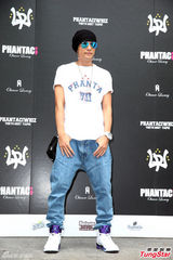 组图：周杰伦被问订婚打太极 自豪暴瘦腹肌仍在