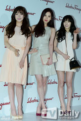 组图：少女时代清纯性感 高俊熙镂空裙露背冷艳