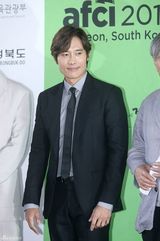 独家组图：李秉宪出席活动 婚后更显稳重绅士