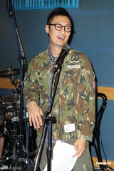 组图：余文乐台北探班张震岳 遭媒体围堵喊冤