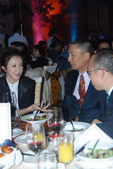 组图：孙菲菲干练出席时尚活动 和潘石屹热聊