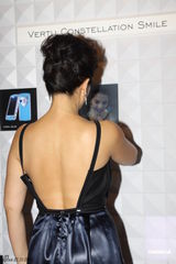 组图：钟楚红优雅亮相慈善影展 现场大方秀裸背