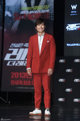 高清组图：李秉宪穿大红正装宣传《赤焰2》