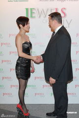 组图：佘诗曼低胸裙性感亮相 笑谈解约称TVB是娘家