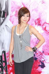 组图：林忆莲红馆个唱落幕 感谢歌迷一路陪伴