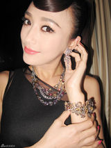 组图：秦岚造型百变抢眼 赶场化身时尚女王