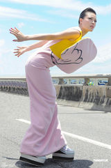 组图：容祖儿台北封桥拍MV 白马助阵