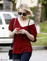 组图：艾玛-罗伯茨露肩装性感抢镜 大方秀钻戒