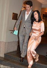 组图：水果姐囧梅高调复合 十指紧扣深情相拥