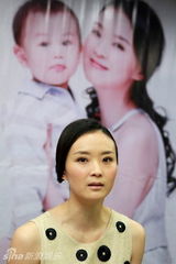 幻灯图：王艳新书签售 谈儿子一半天使一半魔鬼 