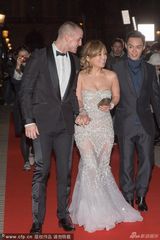 组图：滨崎步巴黎行小男友护驾 十指紧扣展笑颜