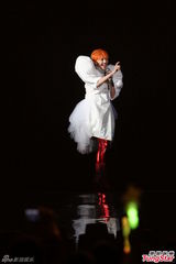 组图：孙燕姿橙发亮眼披黄金甲 许美静助阵