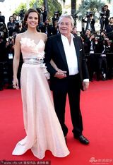 组图：2013法国小姐迈瑞恩挽阿兰-德龙亮相