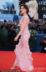 组图：威尼斯闭幕红毯 卡斯特粉群亮相优雅迷人